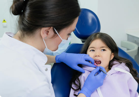 Dentista atendendo menina